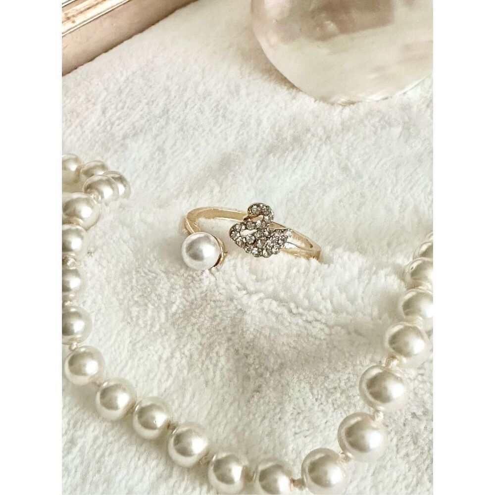 Faux pearl and Swan adjustable ring ￼